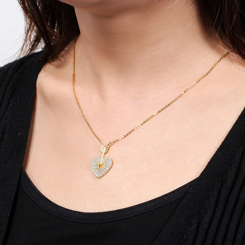 Collar con corazón en forma de flecha