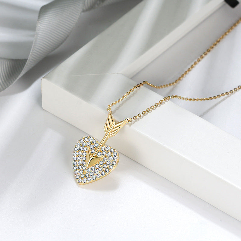 Collar con corazón en forma de flecha
