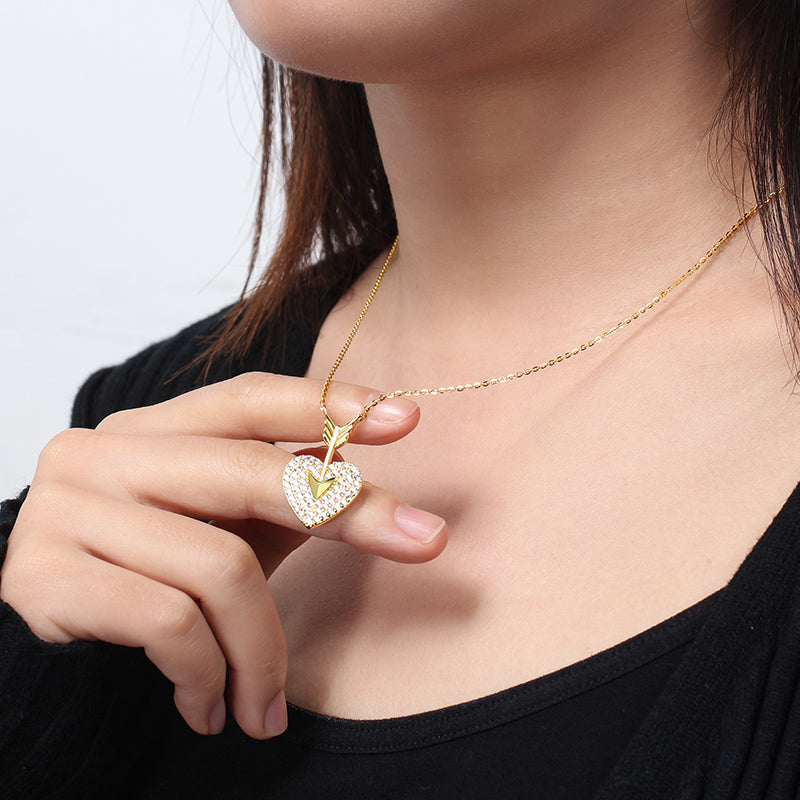 Collar con corazón en forma de flecha