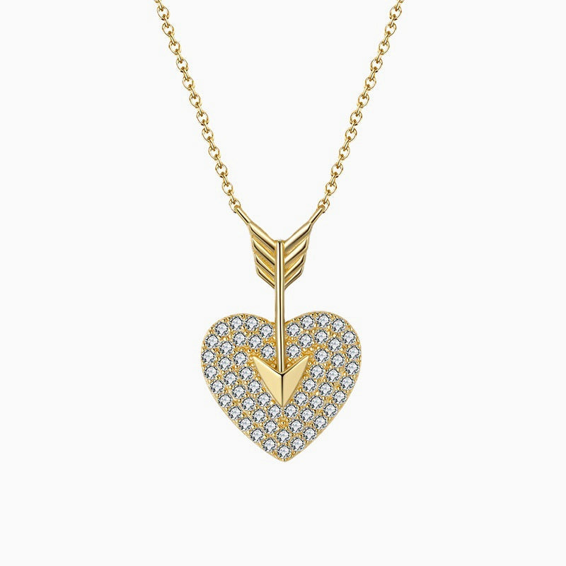 Collar con corazón en forma de flecha